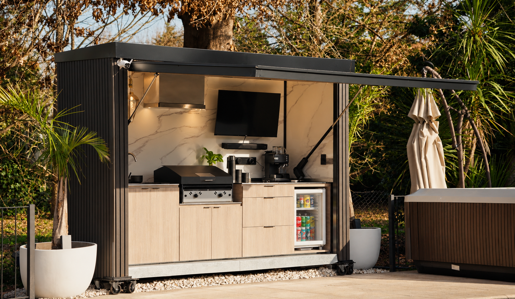 Outdoor kitchen VIVAR integrada en un espacio exterior